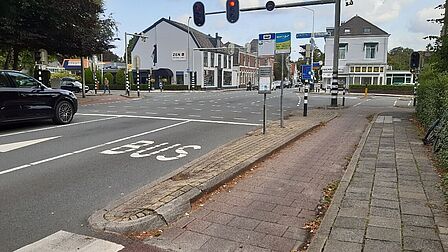 Beeld van één van de kruispunten op de Rijksstraatweg in Bennebroek