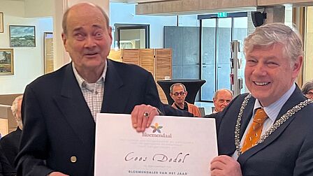 Cees Dedel ontvangt certificaat Bloemendaler van het jaar uit handen van burgemeester Elbert Roest