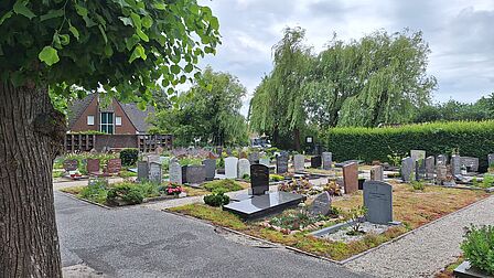 detail begraafplaats Bennebroek, graven en urnenmuur